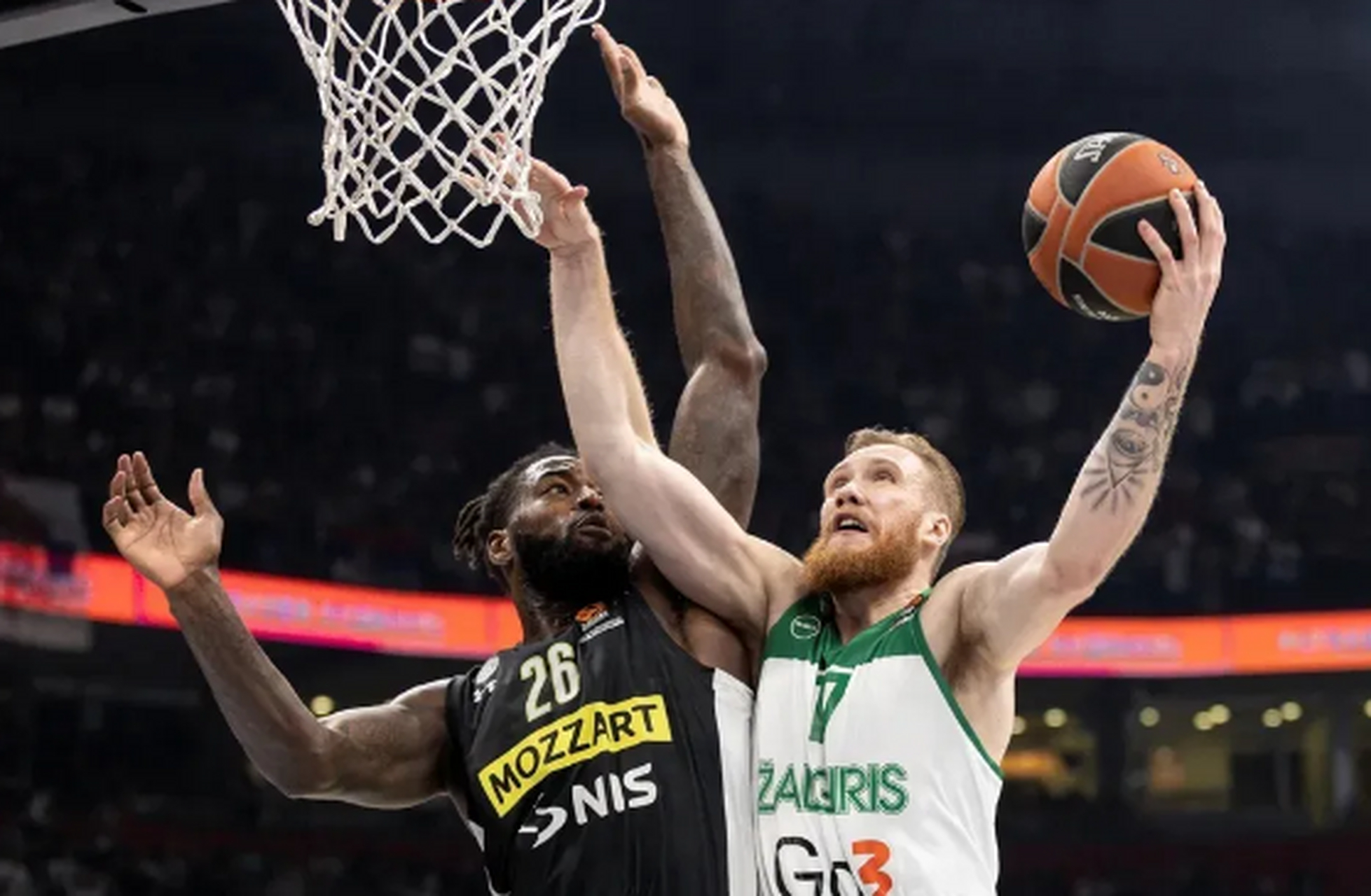 包含摩纳哥客场大获胜利，领先优势扩大的词条