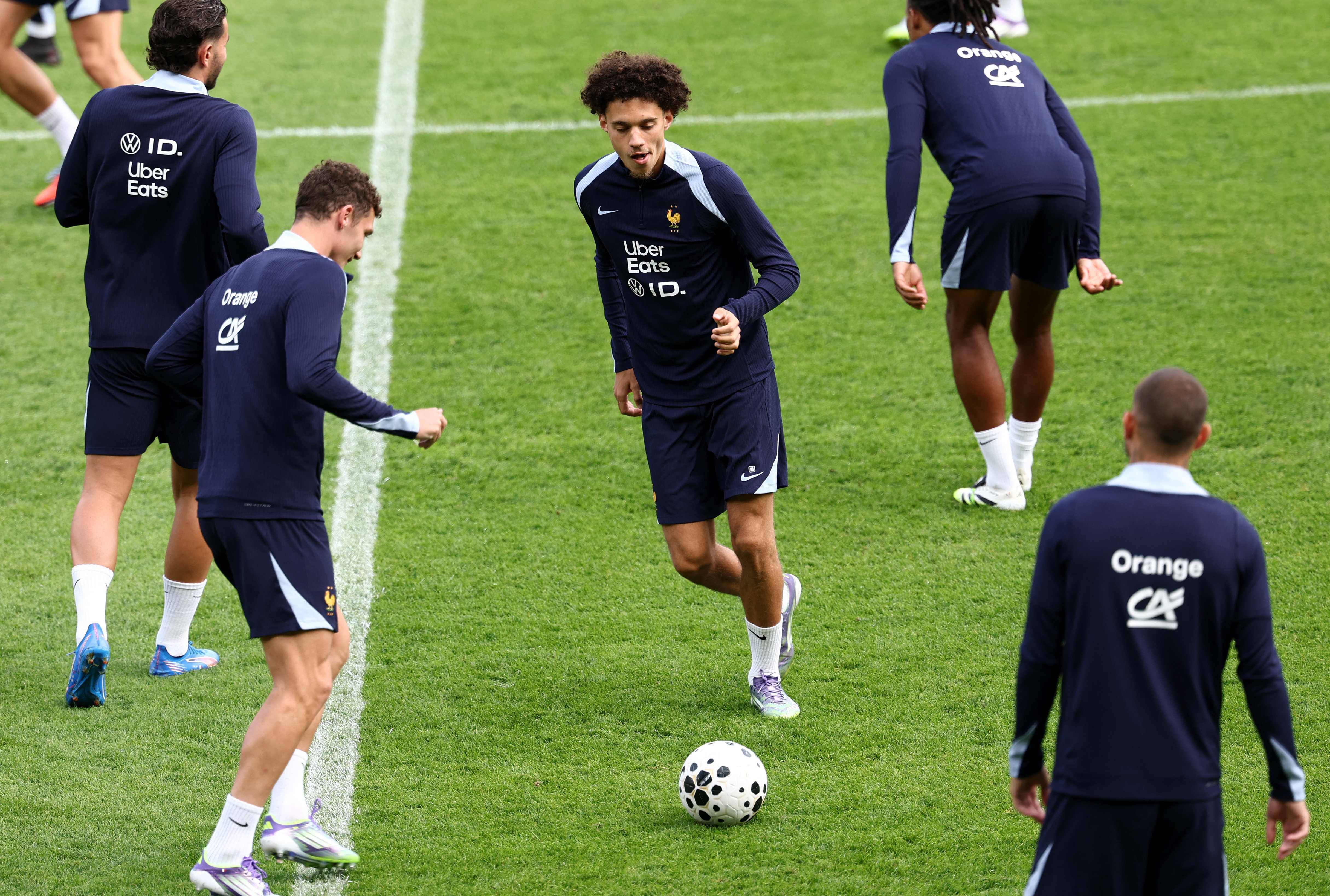 关于世界杯预选赛即将开始，球员们备战加紧的信息