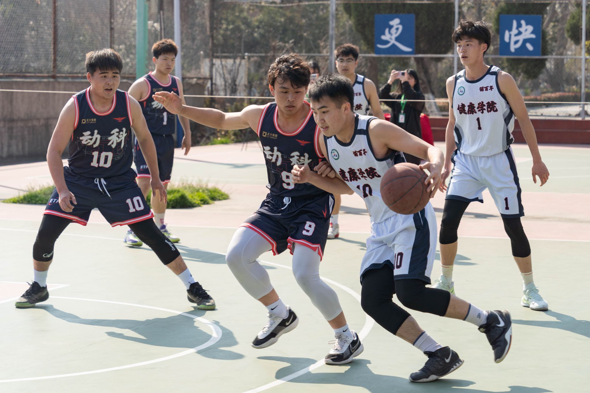 高校篮球职业联赛启动，吸引球员争相报名的简单介绍