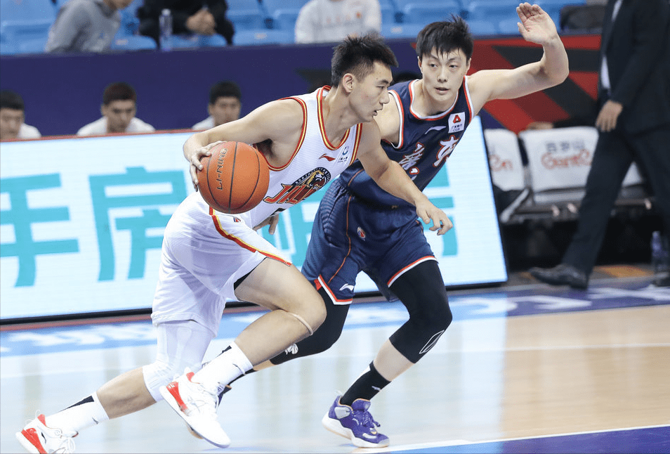 包含骑士横扫吉林队，王哲林高光表现的词条